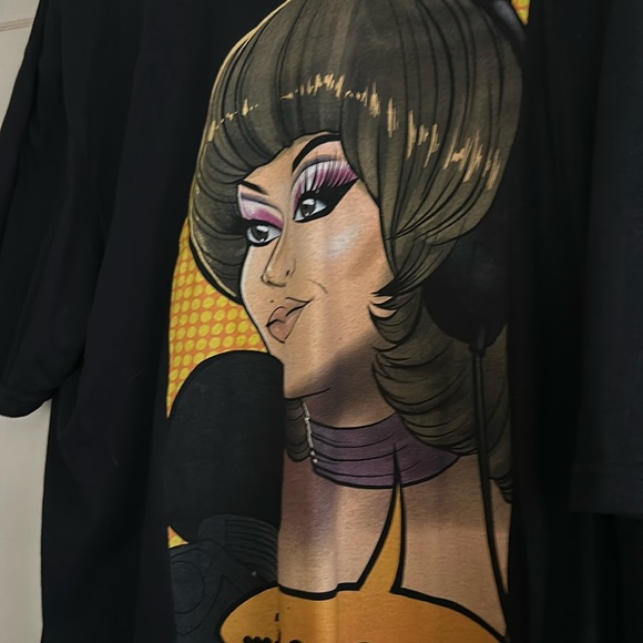 Tops - Make An Offer Heidi in Closet Tshirt ✔️